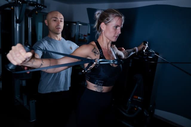 Individuelle Anleitung einer Kraftübung im Personal Training