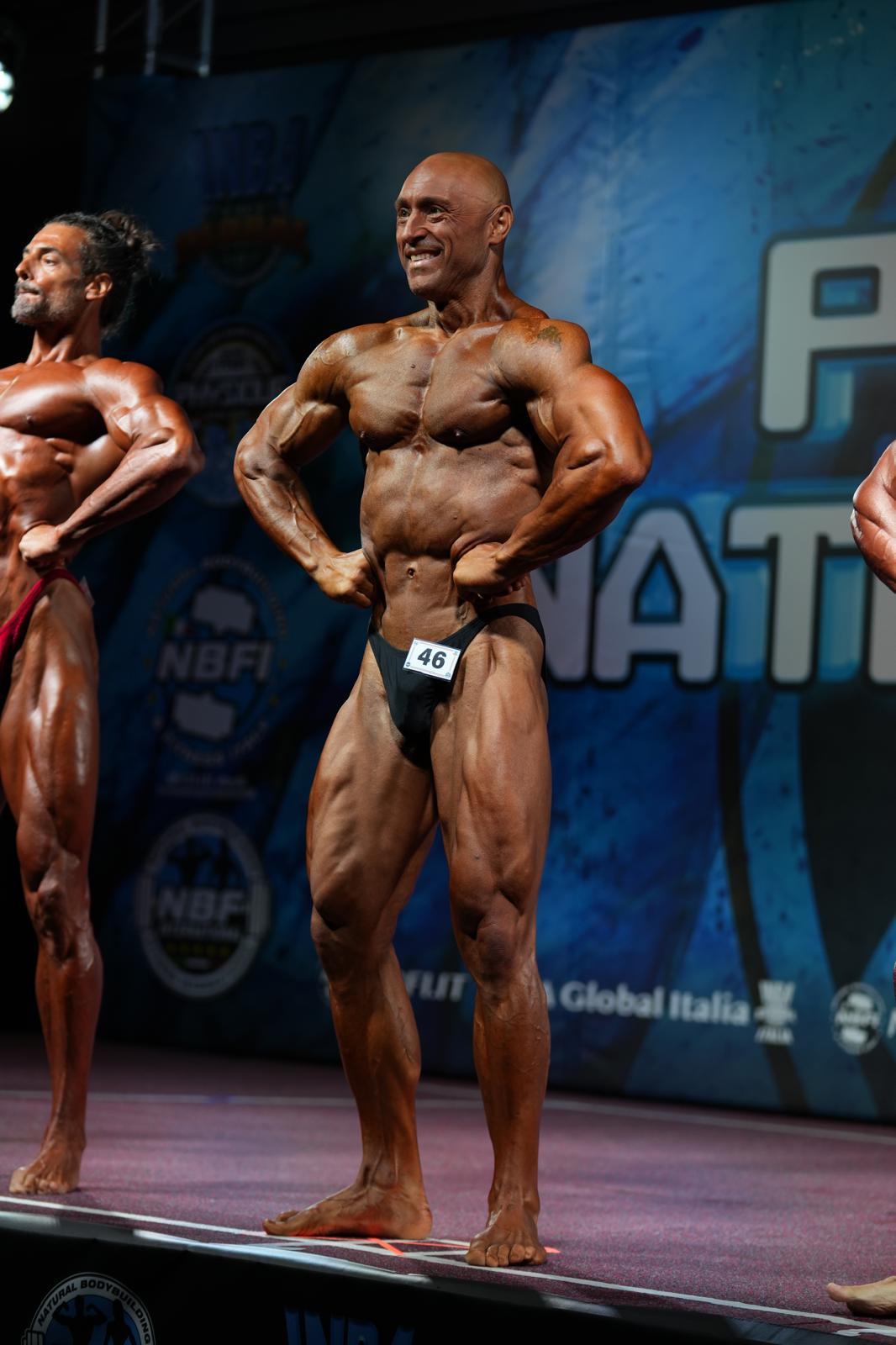 Gennaro de Riggi zeigt seine vordere Latissimus-Pose auf der Bühne.