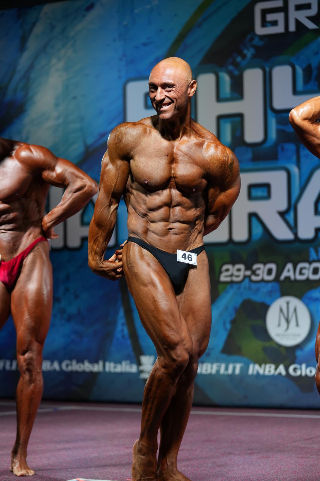 Gennaro de Riggi zeigt eine seitliche Trizeps-Pose beim Grand Prix 2026.