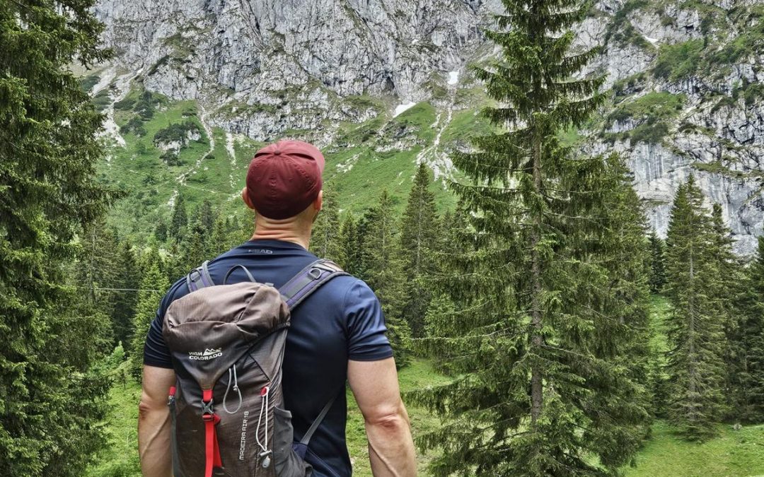 Personal Trainer beim Wandern